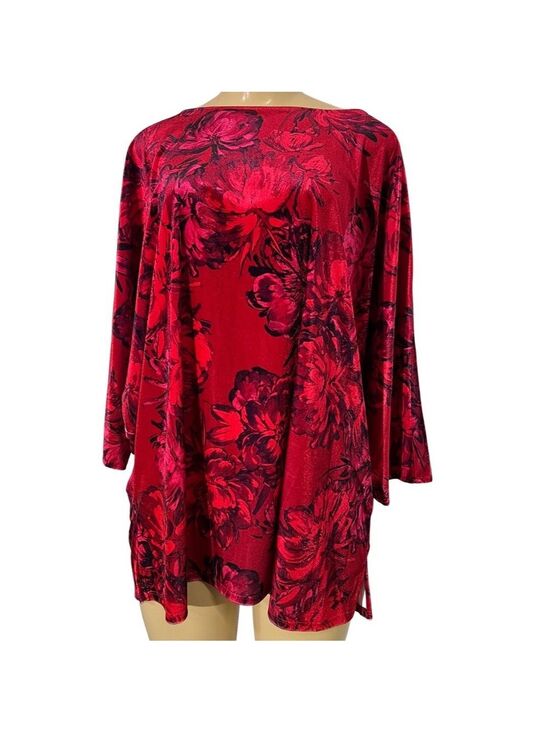 Investments Tops - 🎩🗝️ NWT $69 Slim Factor Red Floral Top - Runs Large